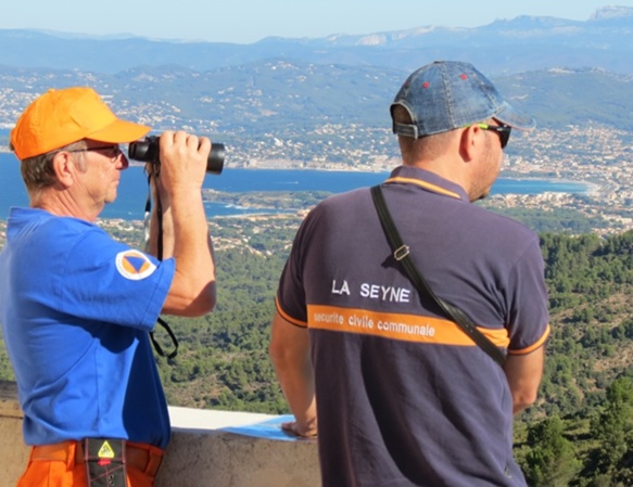 A partir de la Vigie de Notre-Dame du Mai, vue imprenable sur toute fumée suspecte...et sur les marcheurs imprudents (photo MN) A partir de la Vigie de Notre-Dame du Mai, vue imprenable sur toute fumée suspecte...et sur les marcheurs imprudents (photo MN)
