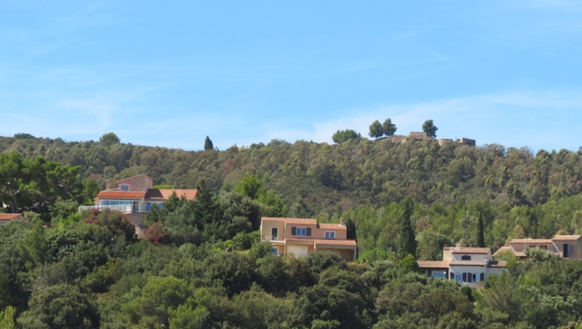 2500 villas en bordure des massifs, soumises à l'obligation de débroussailler pour limiter le risque de feu (photo MN)