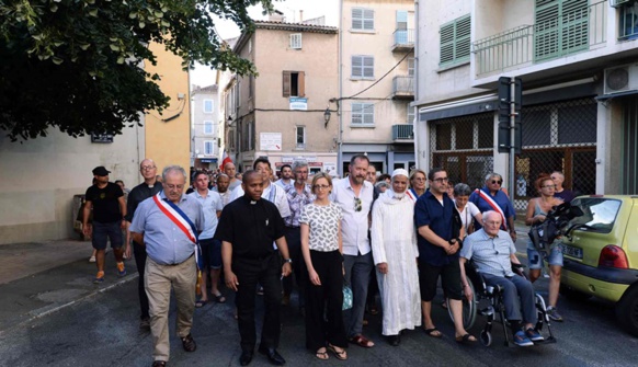 Le 10 août dernier, à l'appel de son maire Marc Vuillemot (à g.) une marche des citoyens de La Seyne (83) interconfessionnelle, pour "l’écoute, le partage, la communion, l’unité" (photo Communication Ville de La Seyne DR)