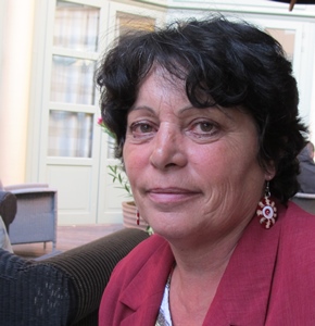 La députée européenne EELV Michèle Rivasi voulait laisser à Manuel Valls une bouteille d'eau avec boues rouges (photo MN)