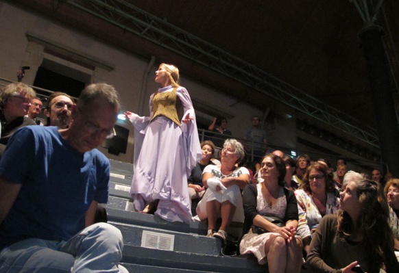 Quand Azalaïs, femme fatale du XIIIè siècle, vient expliquer qu'elle ne voulait que vivre sa liberté amoureuse (photo MN) Quand Azalaïs, femme fatale du XIIIè siècle, vient expliquer qu'elle ne voulait que vivre sa liberté amoureuse (photo MN)