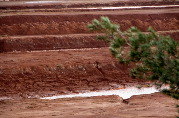 C'est en recherchant les particules d'alumine chargées d'éléments chimiques s'envolant du site de Mange Garri, que l'étude a mis en lumière une autre pollution, plus importante (photo MN) C'est en recherchant les particules d'alumine chargées d'éléments chimiques s'envolant du site de Mange Garri, que l'étude a mis en lumière une autre pollution, plus importante (photo MN)