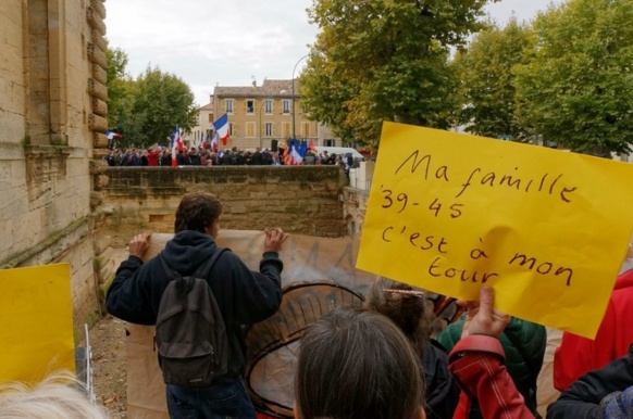 A La Tour d'Aigues dimanche 23 octobre, FN et pro-accueil se font face (photo Guy Liegeois DR)