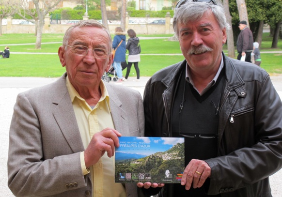 Andrieu Saissi et Joan-Pèire Baquié présentant une action de l'IEO 06, un département dont la particularité est la proximité de plusieurs variétés dialectales de l'occitan, ici le provençal et le niçois (photo MN)