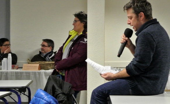Matthieu Poitavin connaît particulièrement bien le texte qu'il dicte aux participants de la Dictada d'Orange (photo XDR) Matthieu Poitavin connaît particulièrement bien le texte qu'il dicte aux participants de la Dictada d'Orange (photo XDR)