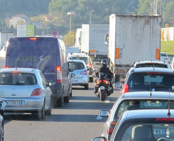 15%,du trafic autoroutier mais plus de 30% de la pollution; interdire la circulation des camions n'est pourtant pas envisageable actuellement (photo MN) 15%,du trafic autoroutier mais plus de 30% de la pollution; interdire la circulation des camions n'est pourtant pas envisageable actuellement (photo MN)