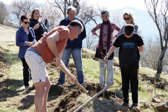 Au cours d'un stage de partage des connaissances, et des semences (photo PNR Verdon DR)