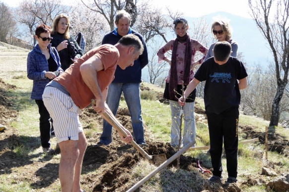 Au cours d'un stage de partage des connaissances, et des semences (photo PNR Verdon DR) Au cours d'un stage de partage des connaissances, et des semences (photo PNR Verdon DR)