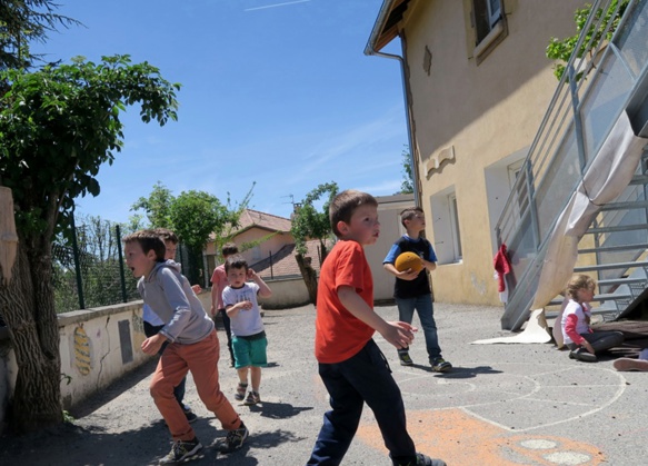 Au Hameau St-Jean de Gap, la cour de récré aurait du être agrandie, mais la chute des aides de la Région Paca contraint les jeux d'enfants à l'étroitesse (photo MN)