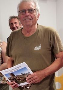 Andrieu Abbe dédicaçait ses "souvenirs de Transhumance" à La Seyne (photo MN) Andrieu Abbe dédicaçait ses "souvenirs de Transhumance" à La Seyne (photo MN)