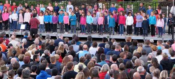 Les Cantejadas à Digne, en mai 2016, un réamorçage de l'enseignement de l'occitan ? Deux mille personnes viennent entendre les écoliers chanter en provençal (photo MN)