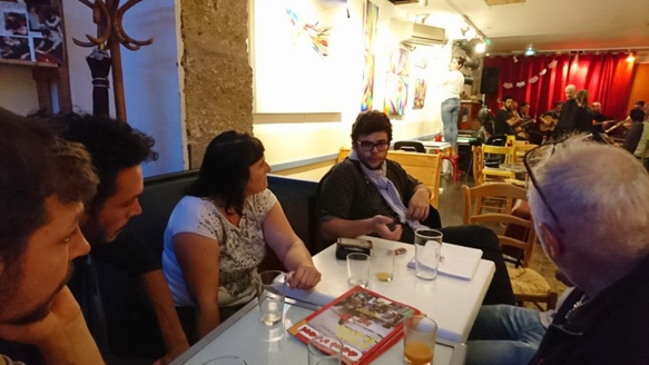 Premier verre, premier contact, premières conversations (photo MN) Premier verre, premier contact, premières conversations (photo MN)