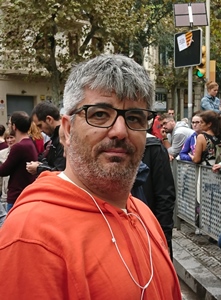 Carles, comme beacoup, a passé la nuit dans le bureau de vote, et protégé l'arrivée des urnes au matin (photo MN)