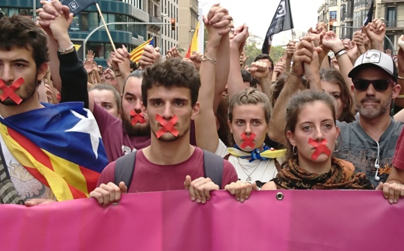 "L'indépendance ? C'est aux Catalans d'en décider. En revanche les droits de l'Homme, ça nous regarde tous!" Manifestation après les violences policières, le 2 octobre à Barcelona (photo MN)