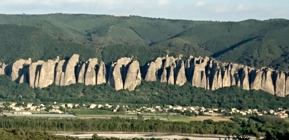 Les "Pénitents", rochers où l'embuscade républicaine réussit à stopper les militaires envoyés réprimer le mouvement insurrectionnel des Basses-Alpes (photo MN)