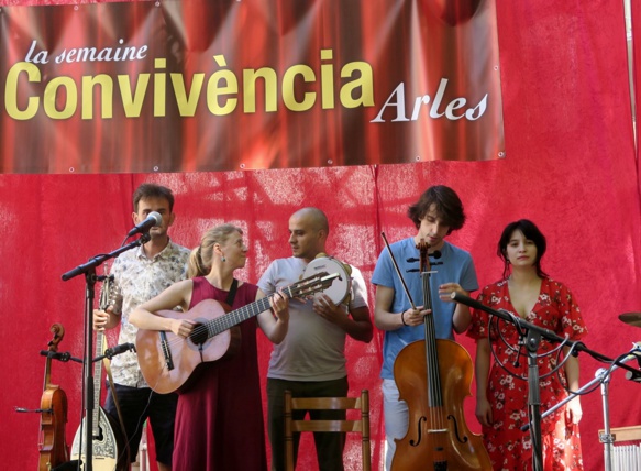 Le lieu de quelques belles découvertes, pour partie dans la musique dite occitane, tel Cylsee chantant Max Rouquette en juillet dernier (photo MN) Le lieu de quelques belles découvertes, pour partie dans la musique dite occitane, tel Cylsee chantant Max Rouquette en juillet dernier (photo MN)