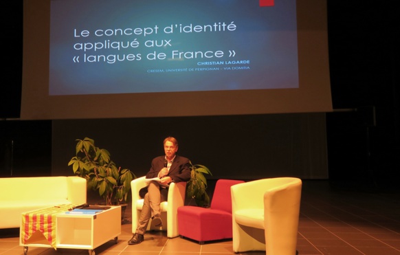 Identité unique est uniformisante comme en France, ou "rhizomes" autorisant des identités non contradictoires chez un même individu ? Tout le débat de fond de la société transpire sur celui de l'école française selon le conférencier invité par l'Aeloc (photo MN)