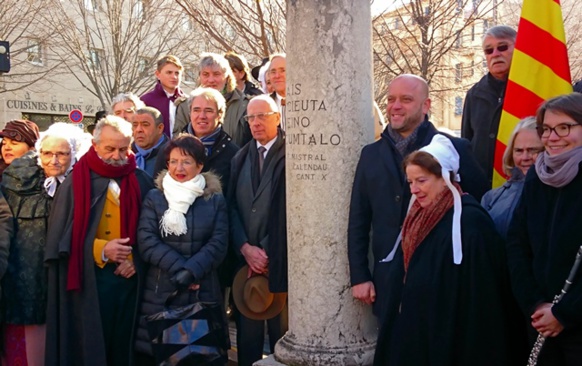 La colonne située près de l'Hôtel de la Police Municipale, a l'heure de l'inauguration (photo MN)