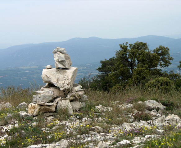 Crète du Luberon. Les créateurs du Parc Naturel Régional, parmi lesquels on trouvait Sergi Bec,  ont valorisé la langue d'oc, après leur départ la politique linguistique y a disparu (photo MN)