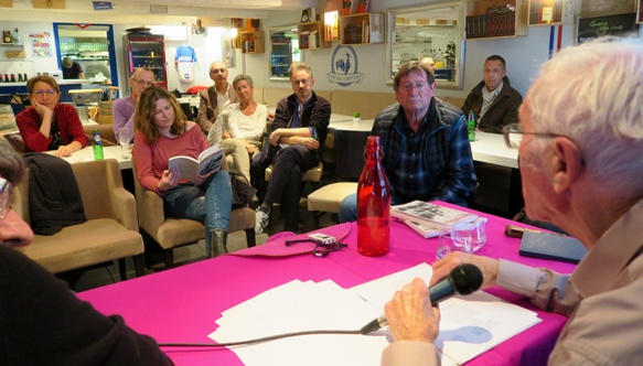 Edité par Jacques Aubergy, Glaudi Barsotti présentait sa "Comuna", dans un restaurant de la Rue Sainte à Marseille, samedi (photo MN) Edité par Jacques Aubergy, Glaudi Barsotti présentait sa "Comuna", dans un restaurant de la Rue Sainte à Marseille, samedi (photo MN)