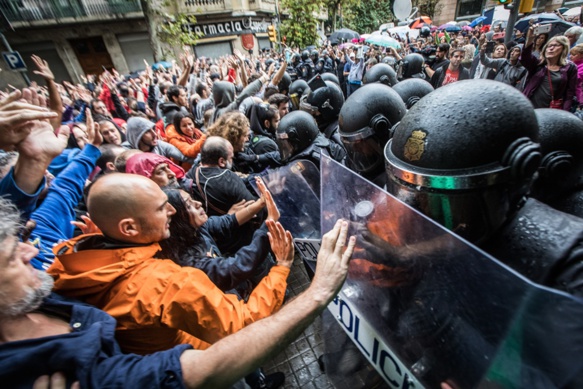 Les citoyens protègent l'accès aux urnes lors du référendum. La violence policière choquera tout le monde (photo Jordi Borràs DR)