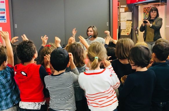 Fin mai Liza passe du temps avec les enfants de l'école de Puyloubier, qui simulent ici...un haricot en train de pousser (photo Liza DR) Fin mai Liza passe du temps avec les enfants de l'école de Puyloubier, qui simulent ici...un haricot en train de pousser (photo Liza DR)