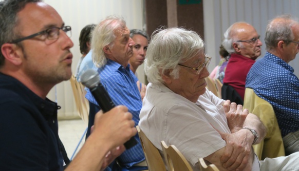 Dans le public, parfois très informé, le débat s'instaure avec les conférenciers (photo MN)
