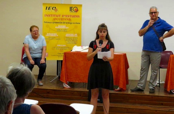 Amy Cros, elle même souvent primée entre Aran et Provence, annonce les résultats à l'Université Occitane d'Eté de Nîmes (photo xDR) Amy Cros, elle même souvent primée entre Aran et Provence, annonce les résultats à l'Université Occitane d'Eté de Nîmes (photo xDR)