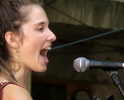 Alidé Sans, avec Paulin Courtial, elle choisit de chanter occitan, de travailler dans le local, et de s'adresser à l'univers ! (photo MN) Alidé Sans, avec Paulin Courtial, elle choisit de chanter occitan, de travailler dans le local, et de s'adresser à l'univers ! (photo MN)