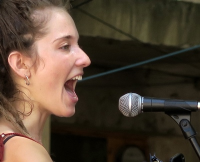 Alidé Sans, avec Paulin Courtial, elle choisit de chanter occitan, de travailler dans le local, et de s'adresser à l'univers ! (photo MN)