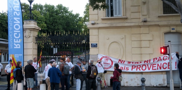 Premiers arrivants à Marseille, très tôt. Ils seront cent cinquante (photo MN)