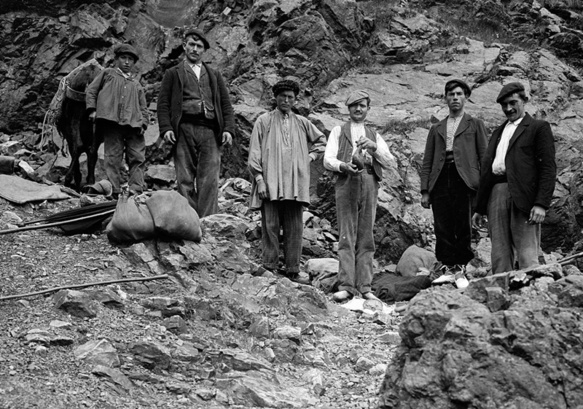 Immigrants italiens à la frontière française au tournant des XIXè et XXè siècle. Alors, il y a du travail peu qualifié, et bientôt la Grande Guerre crée des besoins de main-d'oeuvre (photo Archives DR)