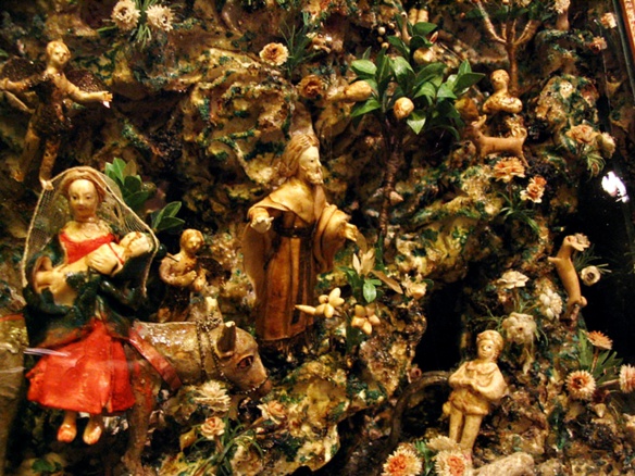 Crèche traditionnelle exposée au Museo Arlaten en 2004 (photo MN) Crèche traditionnelle exposée au Museo Arlaten en 2004 (photo MN)