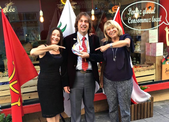 Autour de Cristòu Daurore, qui anime le projet de monnaie locale occitane, deux des commerçantes, parmi 19 qui entrent dans le projet (photo XDR) Autour de Cristòu Daurore, qui anime le projet de monnaie locale occitane, deux des commerçantes, parmi 19 qui entrent dans le projet (photo XDR)