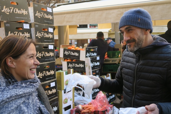 Première étape, pour le quatuor de cuisiniers pour sinistrés, faire le marché. Sandrine : "les forains se sentent concernés, ils offrent!"