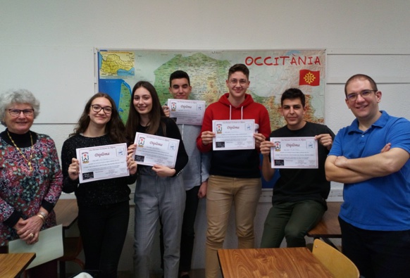 Dictada à Menton avec les lycéens du professeur d'oc Laurenç Revest et l'auteure du texte, Mauri Osicki (photo XDR) Dictada à Menton avec les lycéens du professeur d'oc Laurenç Revest et l'auteure du texte, Mauri Osicki (photo XDR)