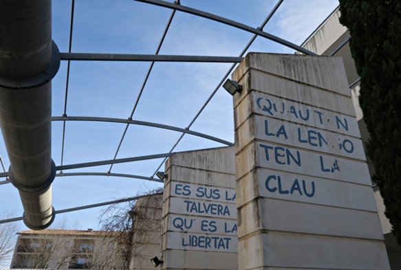 Lycée de l'Arc, Orange (84). l'affirmation de Mistral s'efface avec les cours de langue dans l'enseignement public comme privé (photo MN) Lycée de l'Arc, Orange (84). l'affirmation de Mistral s'efface avec les cours de langue dans l'enseignement public comme privé (photo MN)