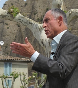 Raymond Philippe, le maire de Mées, satisfait de contribuer à la « Vallée des énergies renouvelables », mais également amer : « je comptais sur la taxe professionnelle, l’Etat l’a supprimée ! »