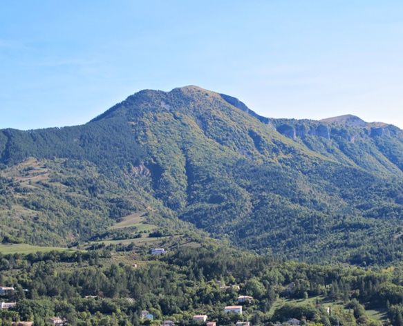 La montagne du Cousson, visible depuis l'Espe, un nom qui, encore, évoque la hauteur, comme la plupart, a rappelé le toponymiste Gérard Tautil (photo MN) La montagne du Cousson, visible depuis l'Espe, un nom qui, encore, évoque la hauteur, comme la plupart, a rappelé le toponymiste Gérard Tautil (photo MN)
