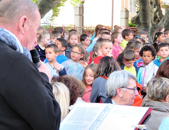 En 2015 avec l'Aeloc, les premières "Cantejadas" à Digne. Donner envie d'aller plus loin aux écoles mais aussi aux parents (photo MN) En 2015 avec l'Aeloc, les premières "Cantejadas" à Digne. Donner envie d'aller plus loin aux écoles mais aussi aux parents (photo MN)