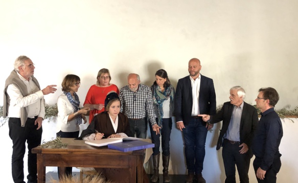 Au Mas dóu Juge, une équipe de lectrices et lecteurs en respect de l'oeuvre et de son auteur (photo Daniel Trotman DR) Au Mas dóu Juge, une équipe de lectrices et lecteurs en respect de l'oeuvre et de son auteur (photo Daniel Trotman DR)