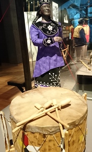 Tambour Miq Mac pour pow wow, création d'Hubert Martin, Musée d'Histoire de la Ville de Québec Tambour Miq Mac pour pow wow, création d'Hubert Martin, Musée d'Histoire de la Ville de Québec