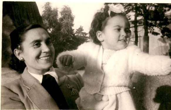 Dans les années 1960, toujours en France avec sa fille (photo XDR)
