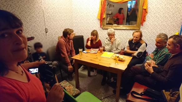 Mercredi 8 mai le Café Provençal d'Aix se tenait au 3C, un café "citoyen", et recevait le Cep d'Oc pour un tournage (photo MN) Mercredi 8 mai le Café Provençal d'Aix se tenait au 3C, un café "citoyen", et recevait le Cep d'Oc pour un tournage (photo MN)