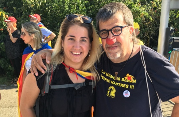 Journée riche d'enseignements, pour Cristina : du découragement face à l'Union Européenne indifférente, mais de l'espoir avec des citoyens impliqués et tenaces, comme ici le célèbre clown Jordi Pessarodona Journée riche d'enseignements, pour Cristina : du découragement face à l'Union Européenne indifférente, mais de l'espoir avec des citoyens impliqués et tenaces, comme ici le célèbre clown Jordi Pessarodona