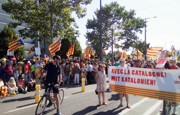 Si les Etats se montrent indifférents, voire menaçants, la solidarité des citoyens des minorités semble acquise, comme ici avec ces Alsaciens (photo JF Blanc)