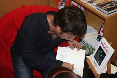 Avec un Matagot Modèrn, Matieu Peitavin a montré que le livre oc pouvait rencontrer un public jeune...à condition que l'édition soit bilingue (photo Bèn Lèu) Avec un Matagot Modèrn, Matieu Peitavin a montré que le livre oc pouvait rencontrer un public jeune...à condition que l'édition soit bilingue (photo Bèn Lèu)