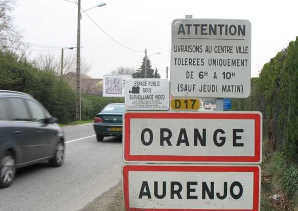 Si soixante communes affichent leur provençalité ainsi, d'autres ont fait enlever les panneaux en provençal : ainsi de cette archive de 2009 ; aujourd'hui le panneau en provençal est un souvenir... (photo MN)