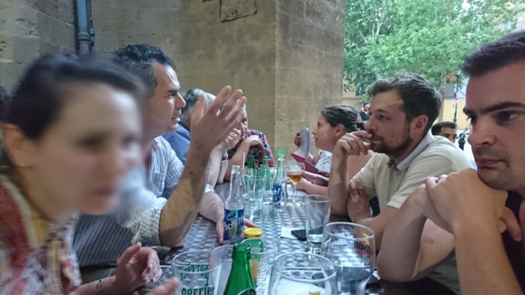 La qualité de la bière locale, la vie quotidienne des Argentins, la typologie des harceleurs ou les animations proposées aux prochains Rescòntres Occitans de Provença...en juin dernier au bar aixois Le Gaulois, les discussions étaient animées, et en provençal...mais aussi parfois en français, pour parler du vocabulaire employé (photo MN)