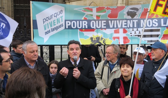 A Paris, le député breton Paul Molac au micro : il faut retourner au local, et impliquer les candidats aux municipales. Une stratégie de reconquête mise en œuvre (photo MN)